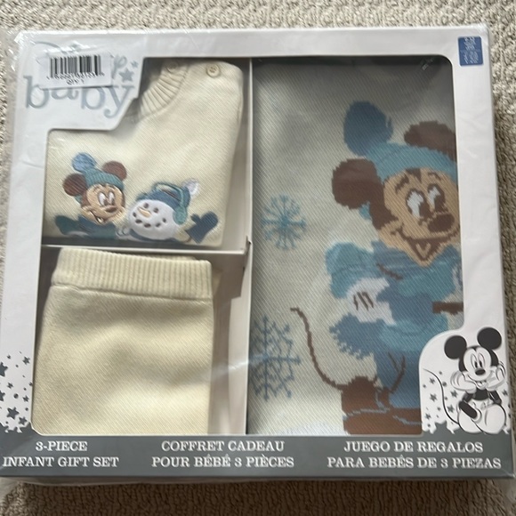 NWT - Disney baby 3 piece infant gift set in gift box.  Size 9-12 months. - Picture 1 of 10
